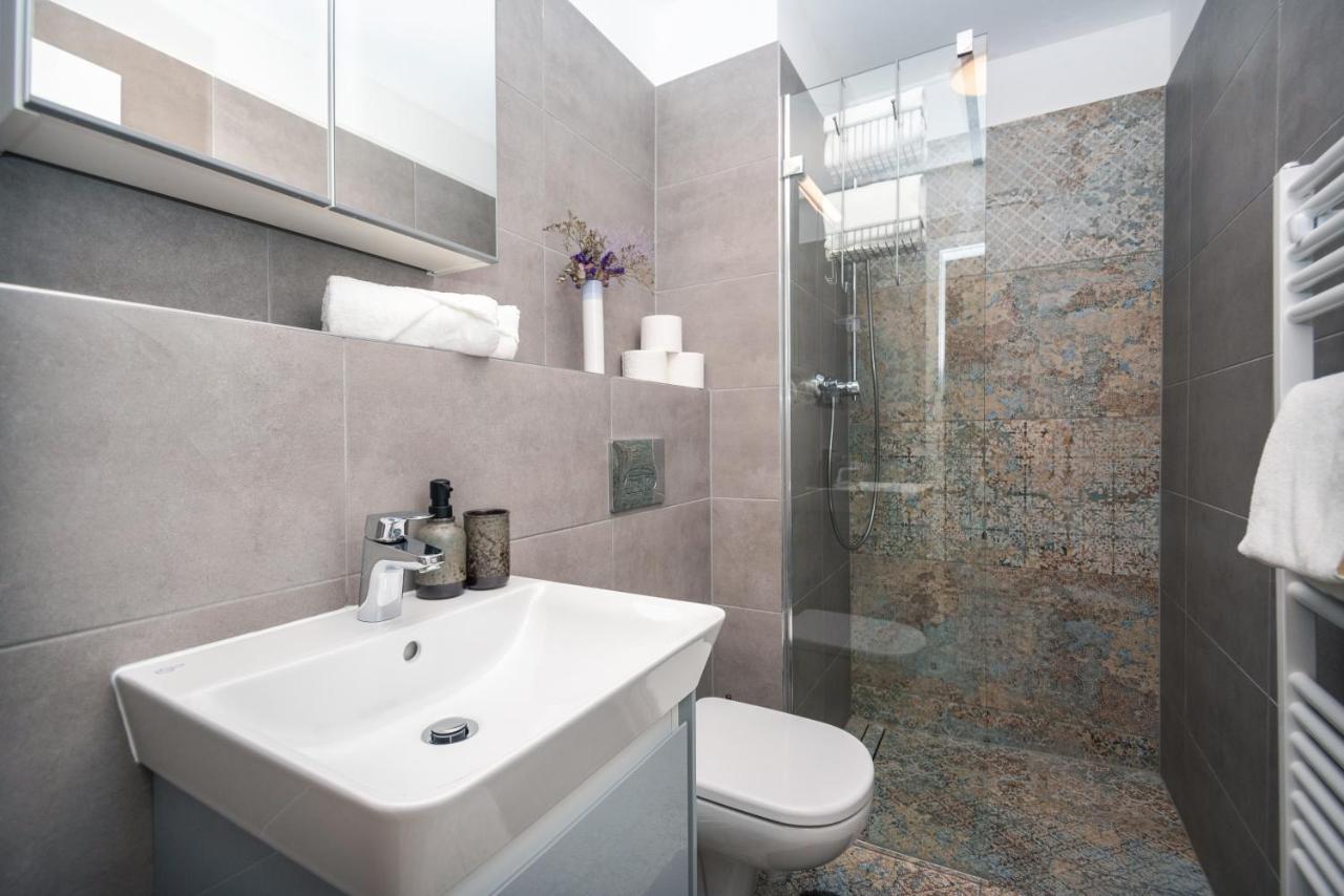 Center - Modern & Elegant *