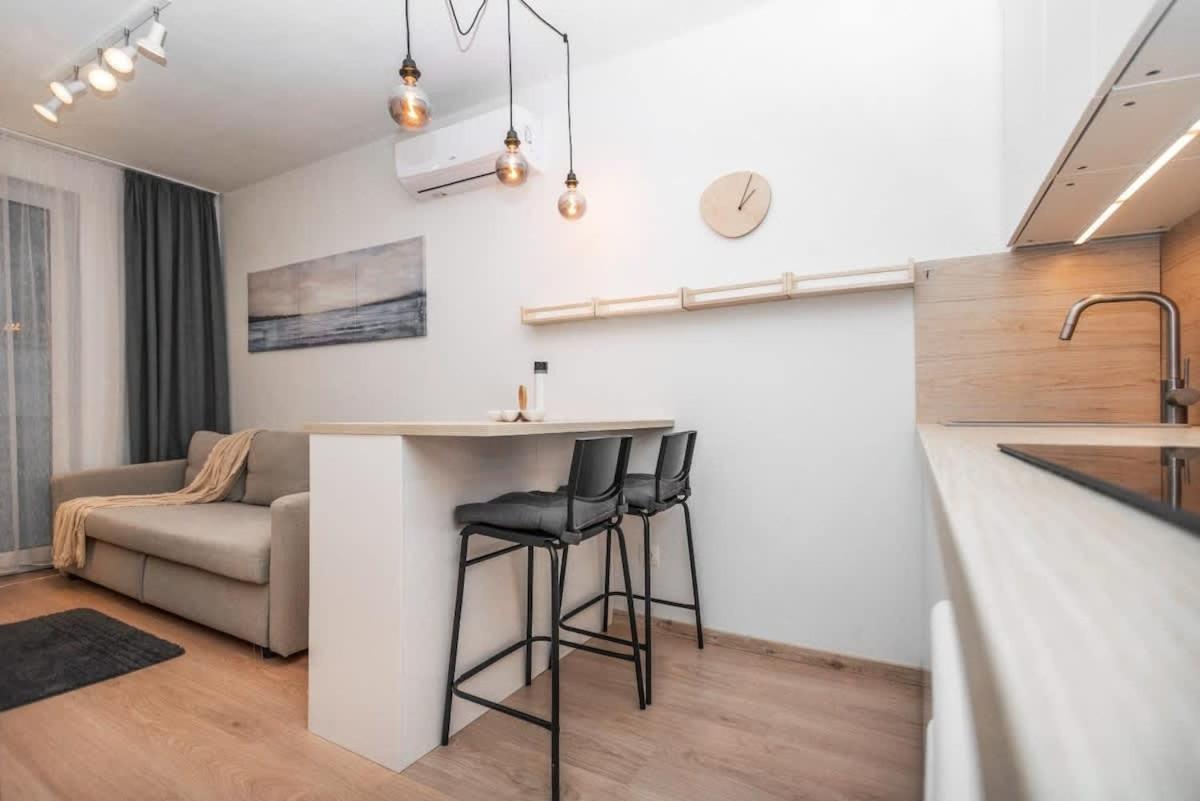 Center - Modern & Elegant *